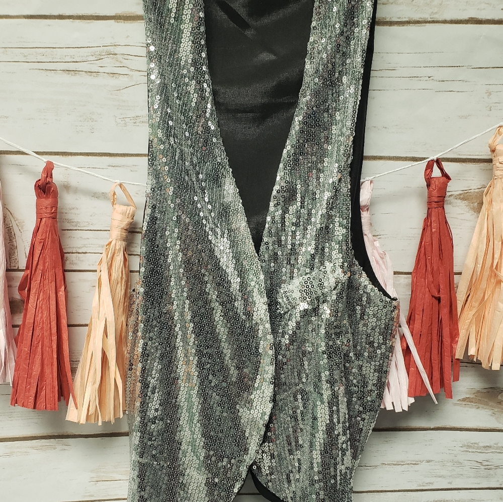 Body central sequined vest